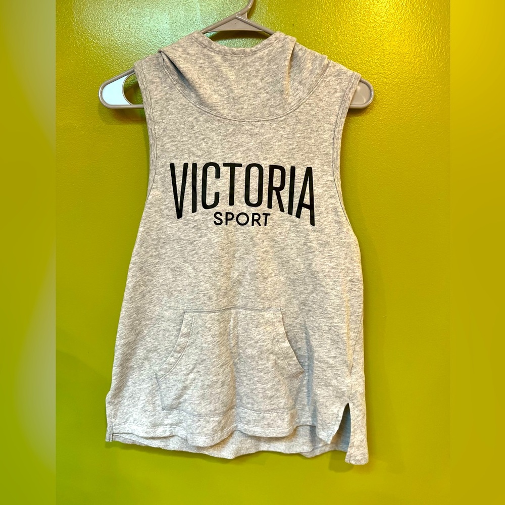 VICTORIA SPORT FUNNEL NECK SWEATSHIRT!